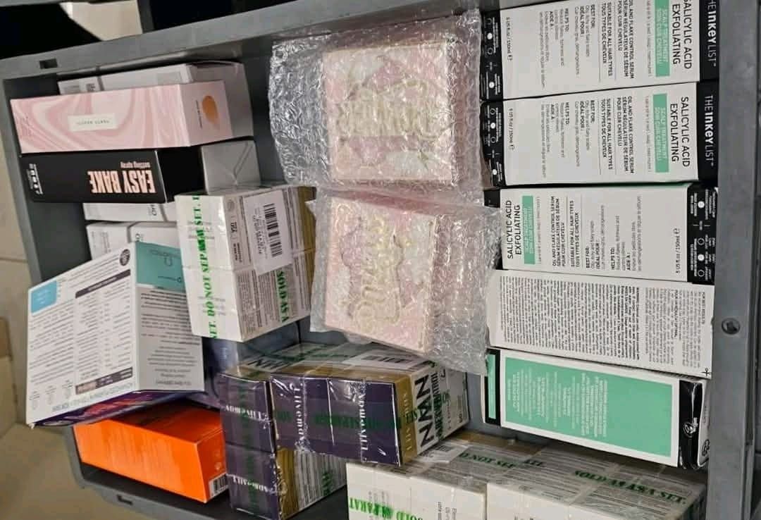 جمارك مطار برج العرب الدولى تضبط محاولتى تهريب كمية من الأدوية