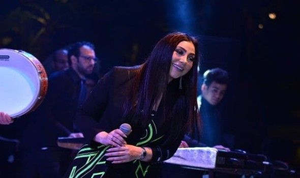 المطربة بوسي تعلّق على أزمة حذف أغنيات أحمد عامر