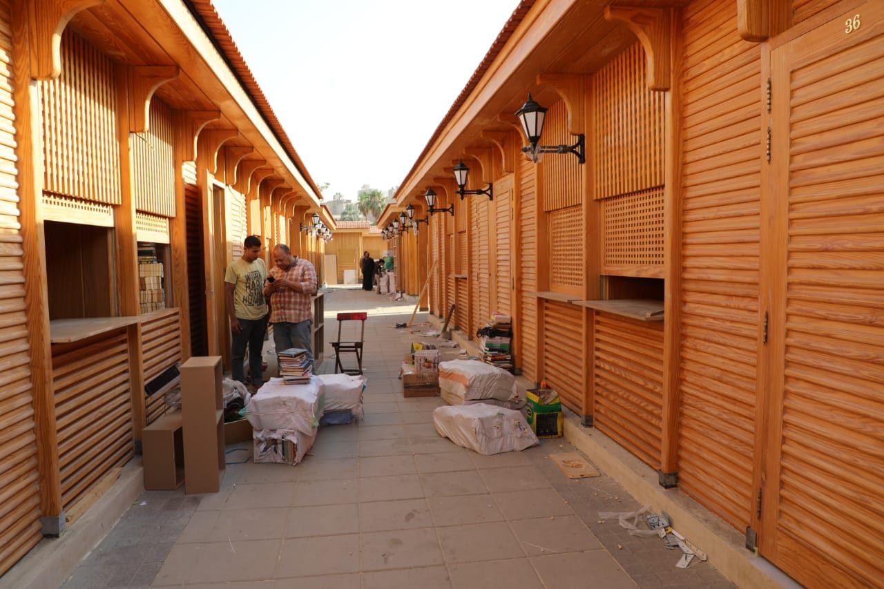 محافظ القاهرة يعلن بدء تسكين مكتبات سور الأزبكية الجديد.. صور