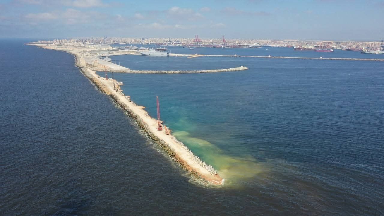 شاهد مشروع حواجز أمواج ميناء الإسكندرية الكبير.. صور