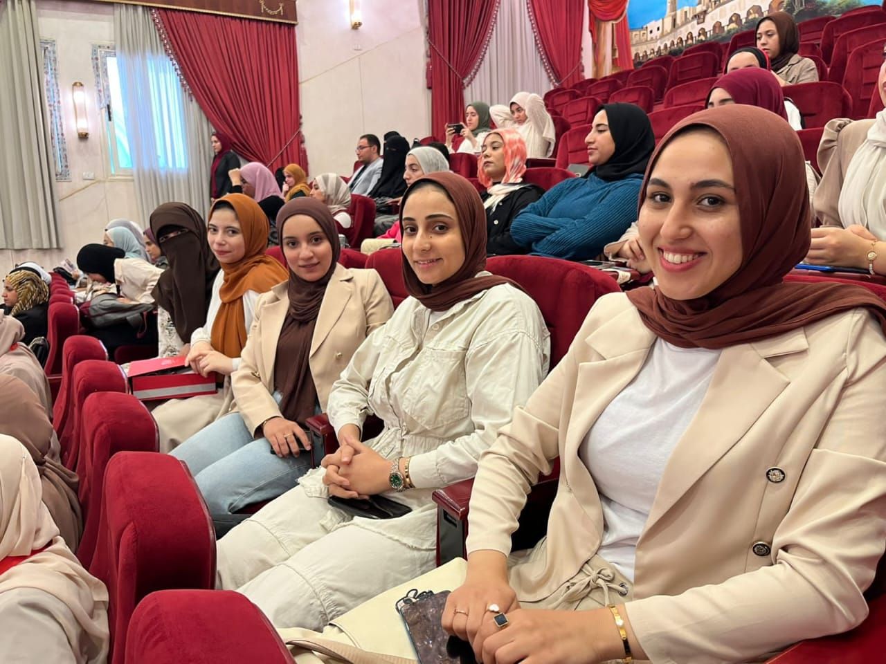 قسم العلاقات العامة والإعلان يناقش مشروعات تخرج دفعة 2025 بكلية الإعلام بنات جامعة الأزهر