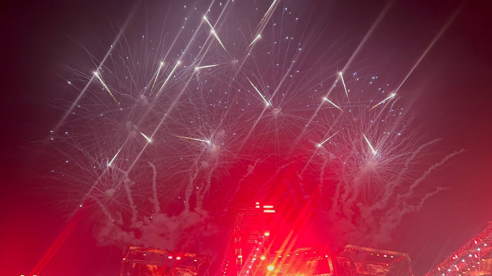 الألعاب النارية تزين سماء العلمين فى ختام حفل أنغام.. صور