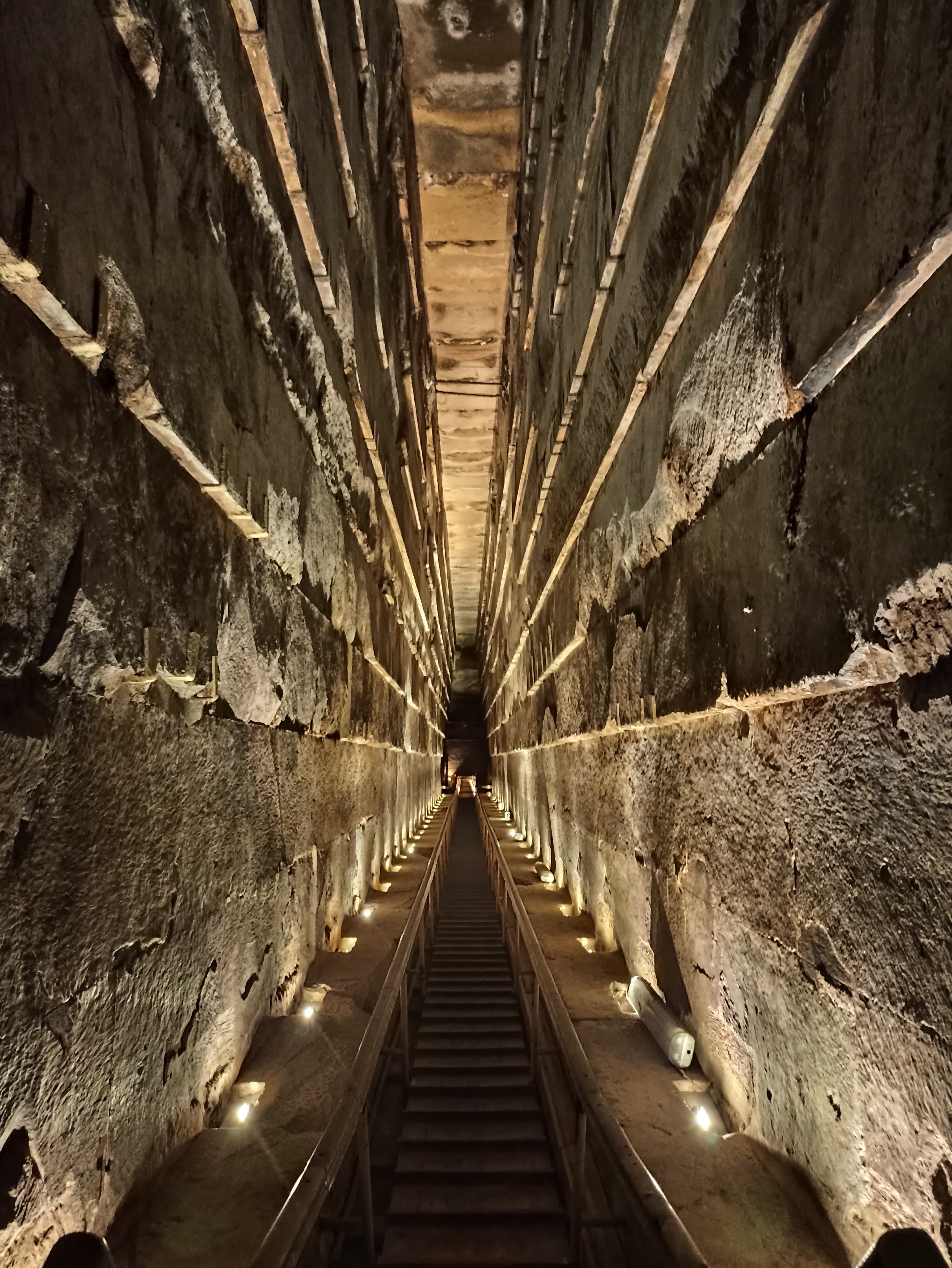 تحديث نظام الإضاءة الداخلية لأهرامات الجيزة.. صور