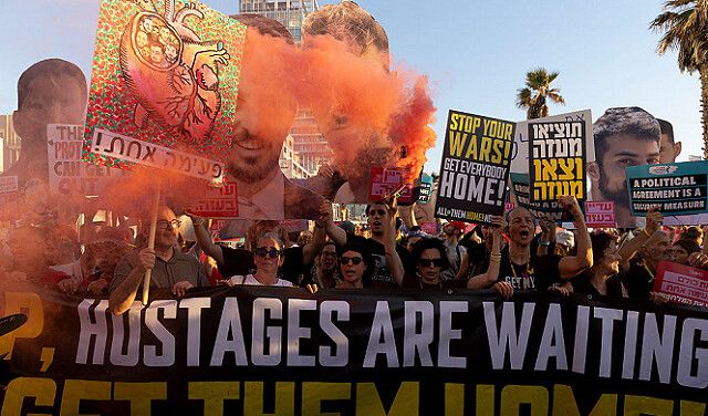 عائلات أسرى إسرائيليين تتظاهر أمام مقر وزارة الدفاع وتجدد مطالبتها بصفقة شاملة