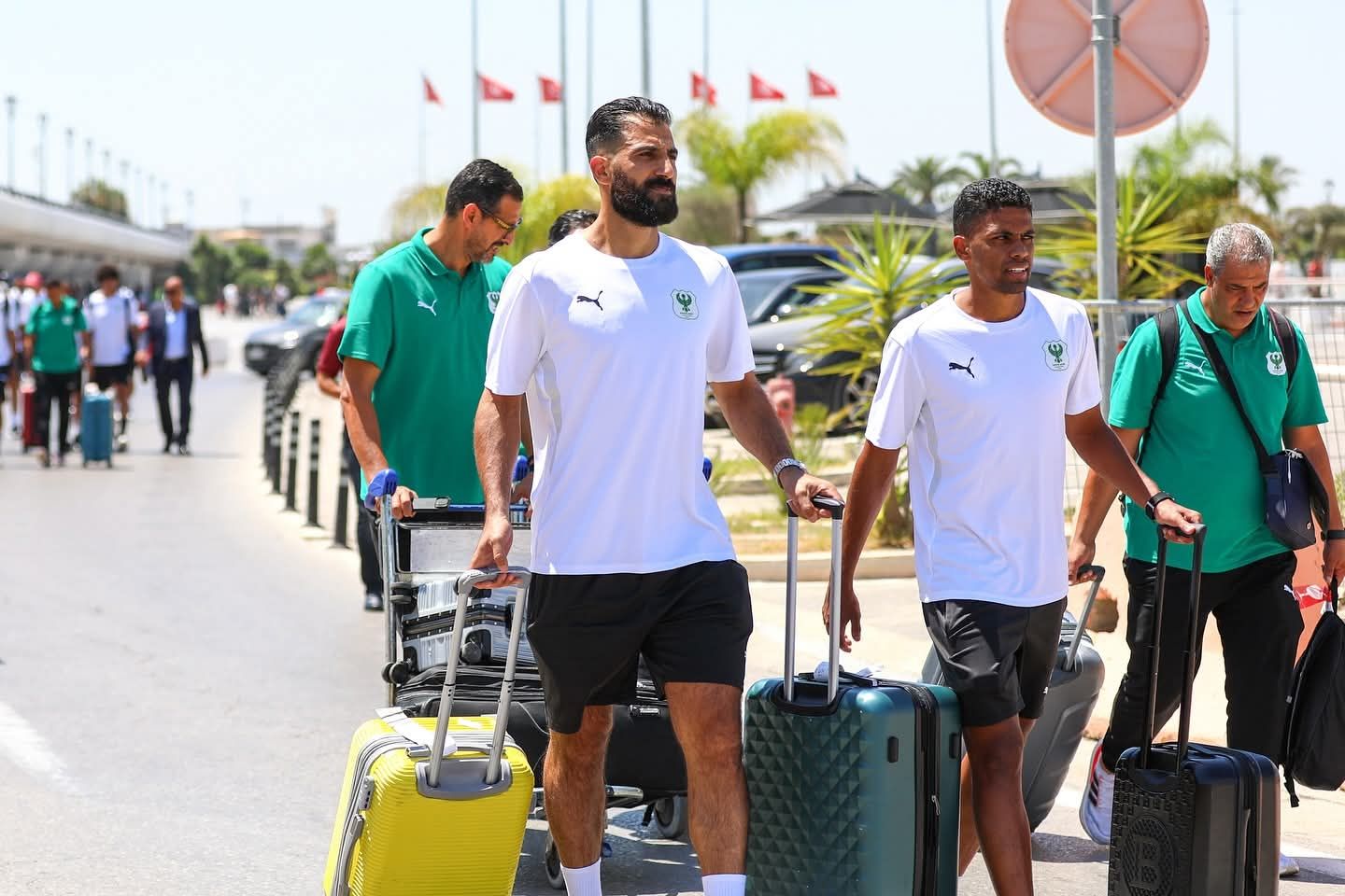 وصول بعثة المصري إلى تونس والكوكي يستقبل اللاعبين.. صور