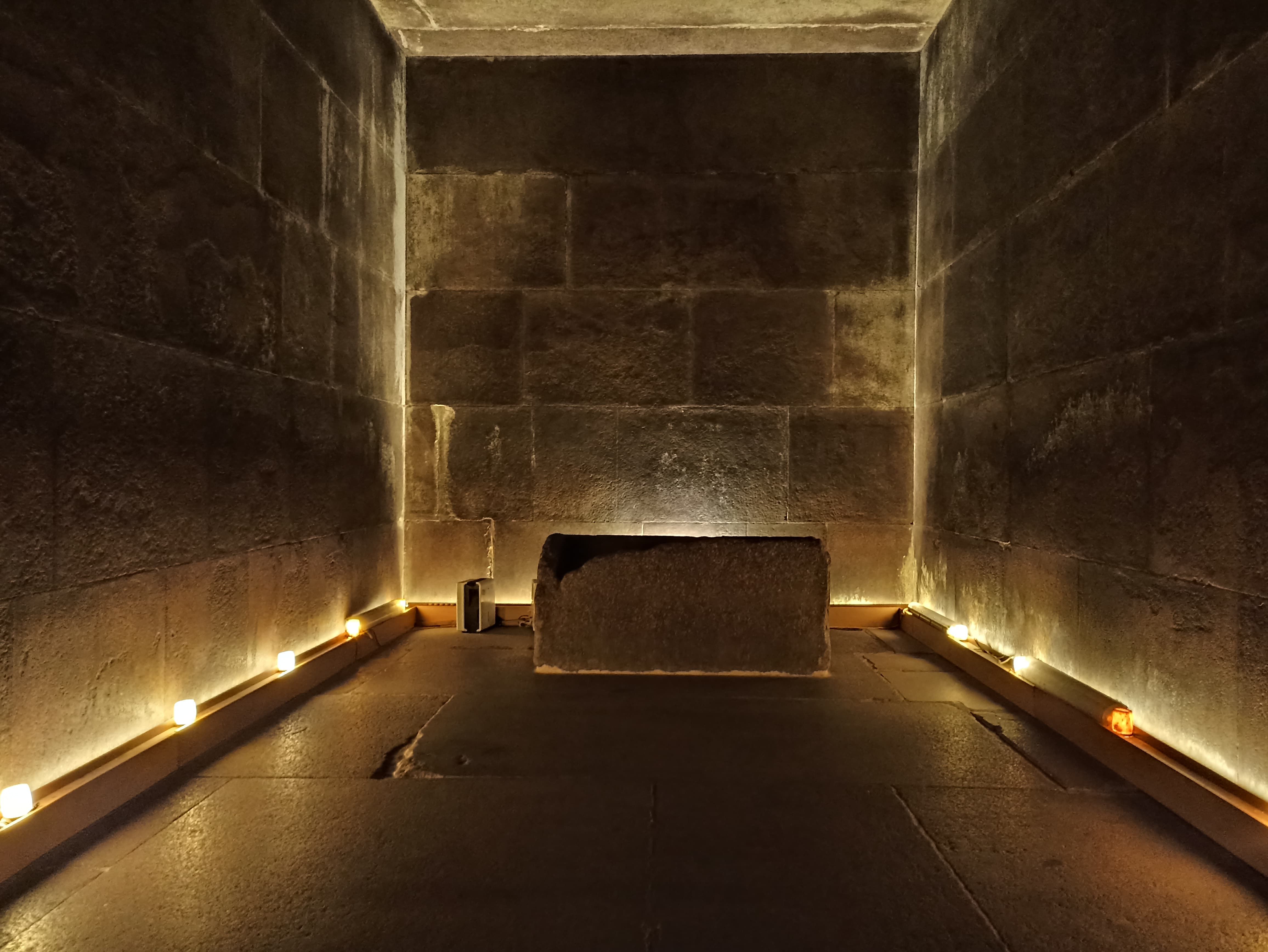 تحديث نظام الإضاءة الداخلية لأهرامات الجيزة.. صور