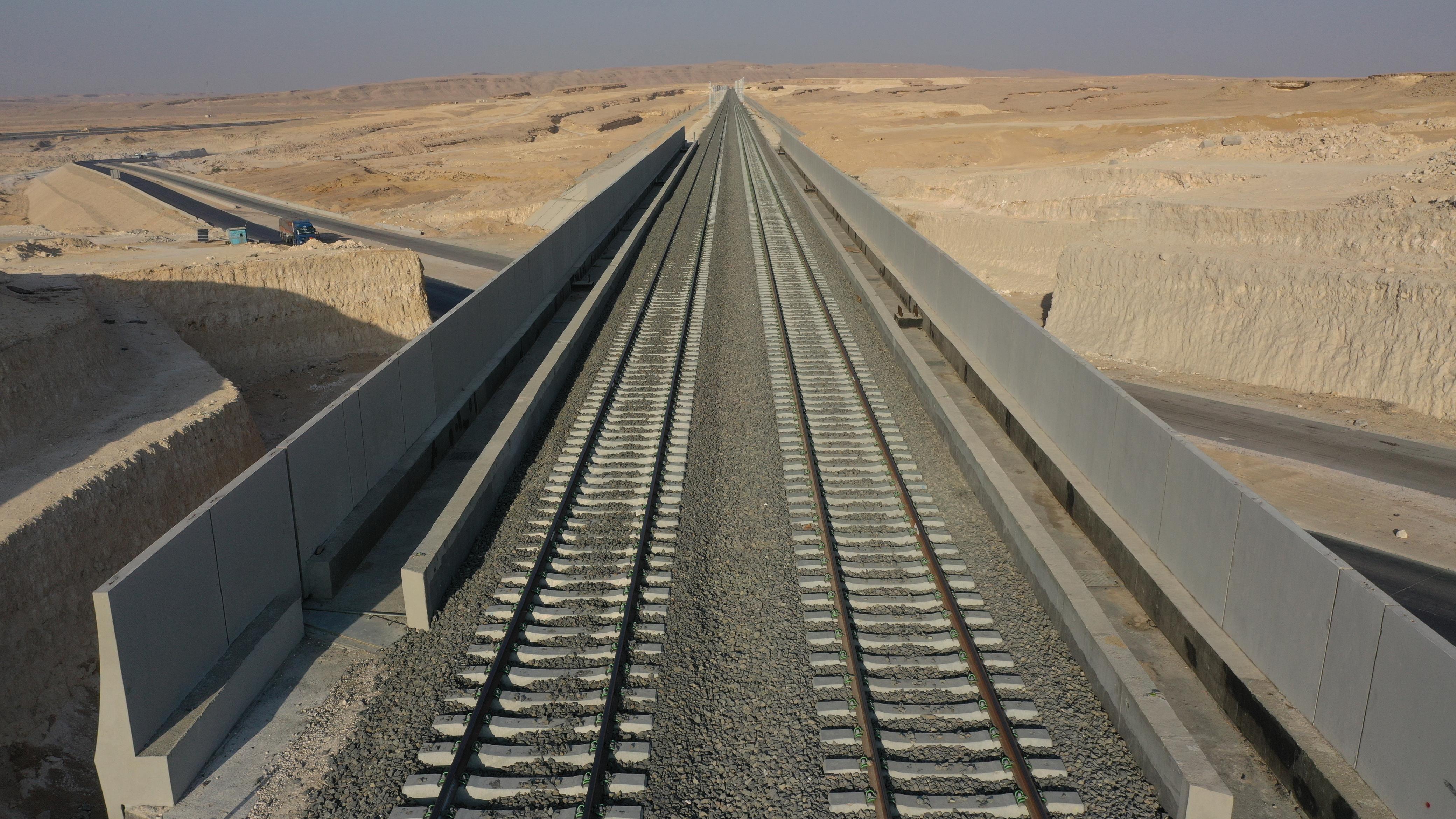 ‎شاهد أعمال تركيب القضبان بمشروع الخط الأول بشبكة القطار الكهربائى السريع