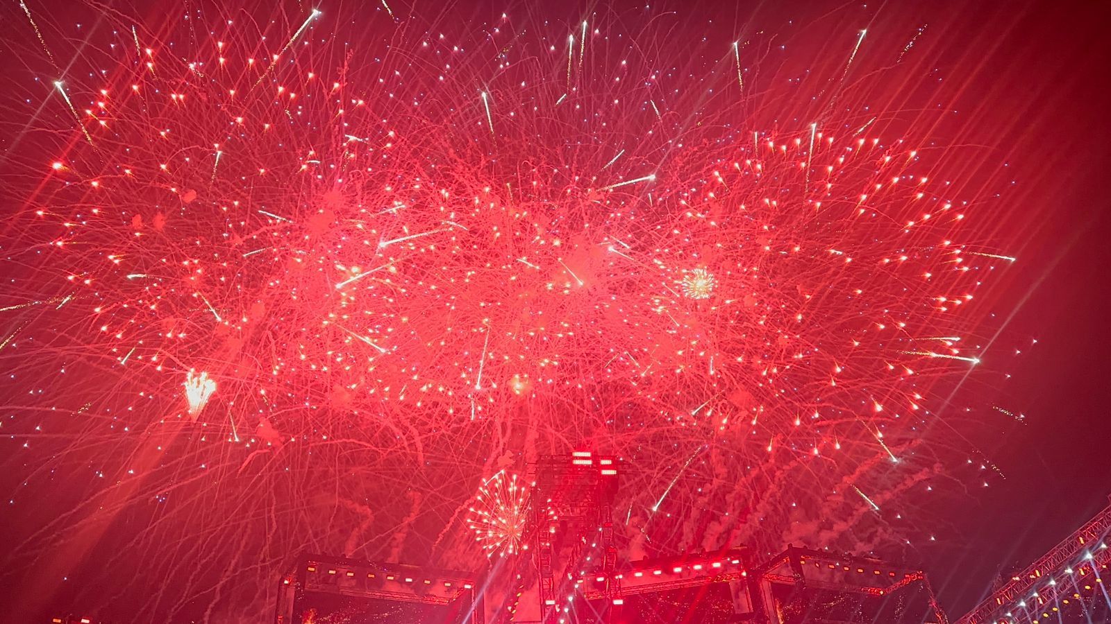 الألعاب النارية تزين سماء العلمين فى ختام حفل أنغام.. صور