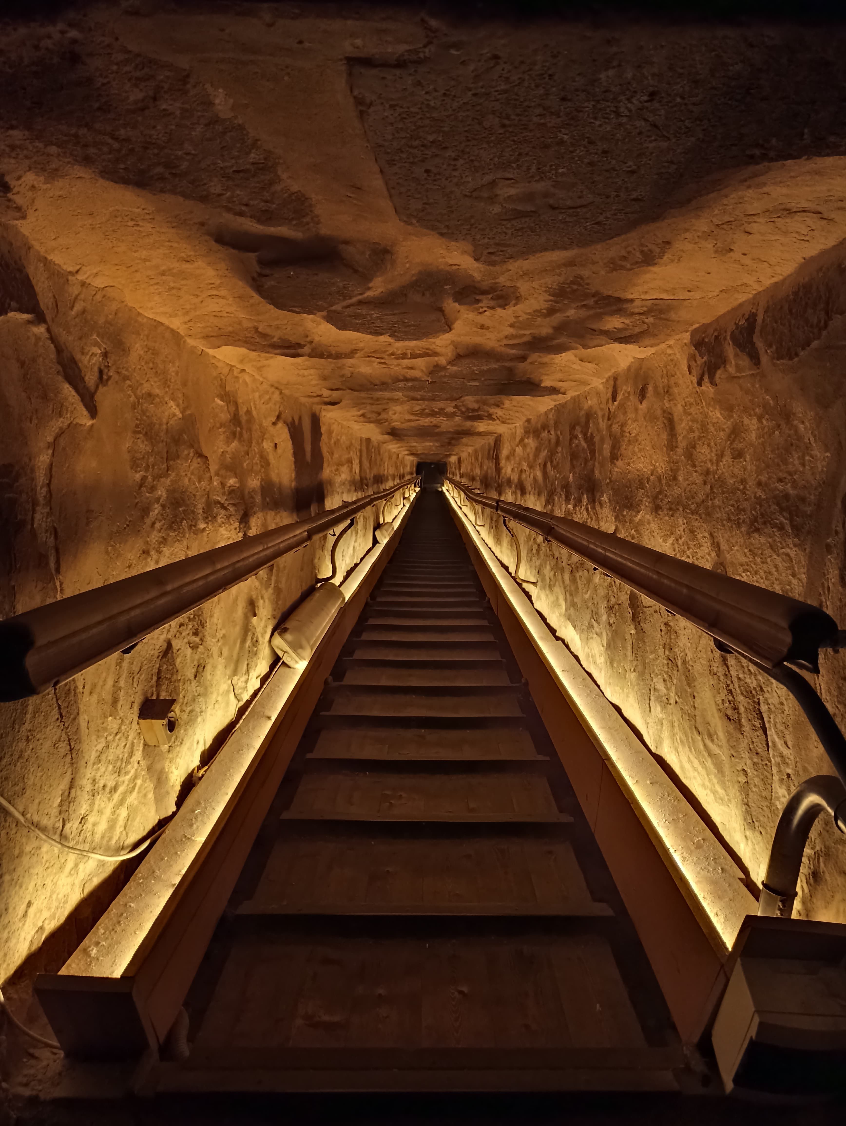 تحديث نظام الإضاءة الداخلية لأهرامات الجيزة.. صور