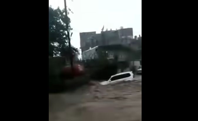 شاهد بالـ"فيديو" سيول إب تبتلع عائلة كاملة في لحظات مأساوية"عاد من الغربة ليُدفن مع أسرته"