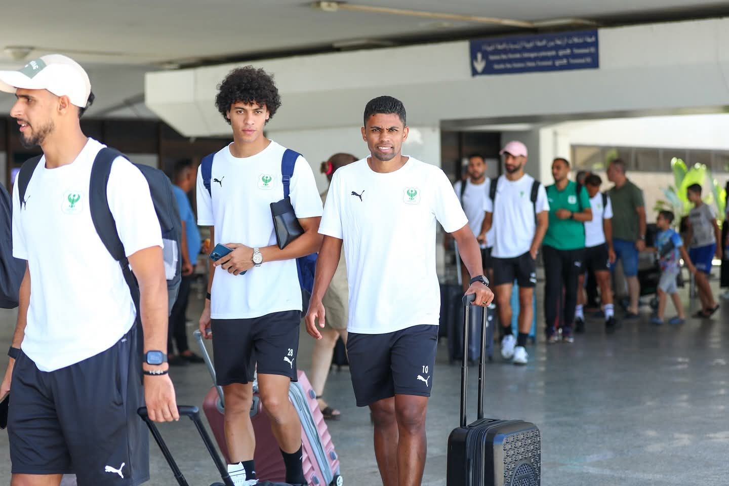 وصول بعثة المصري إلى تونس والكوكي يستقبل اللاعبين.. صور