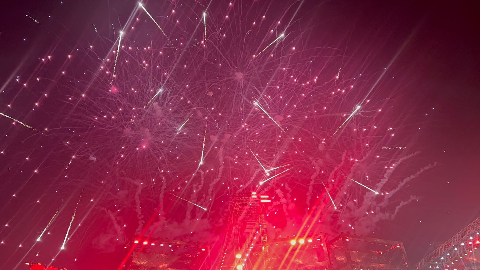 الألعاب النارية تزين سماء العلمين فى ختام حفل أنغام.. صور