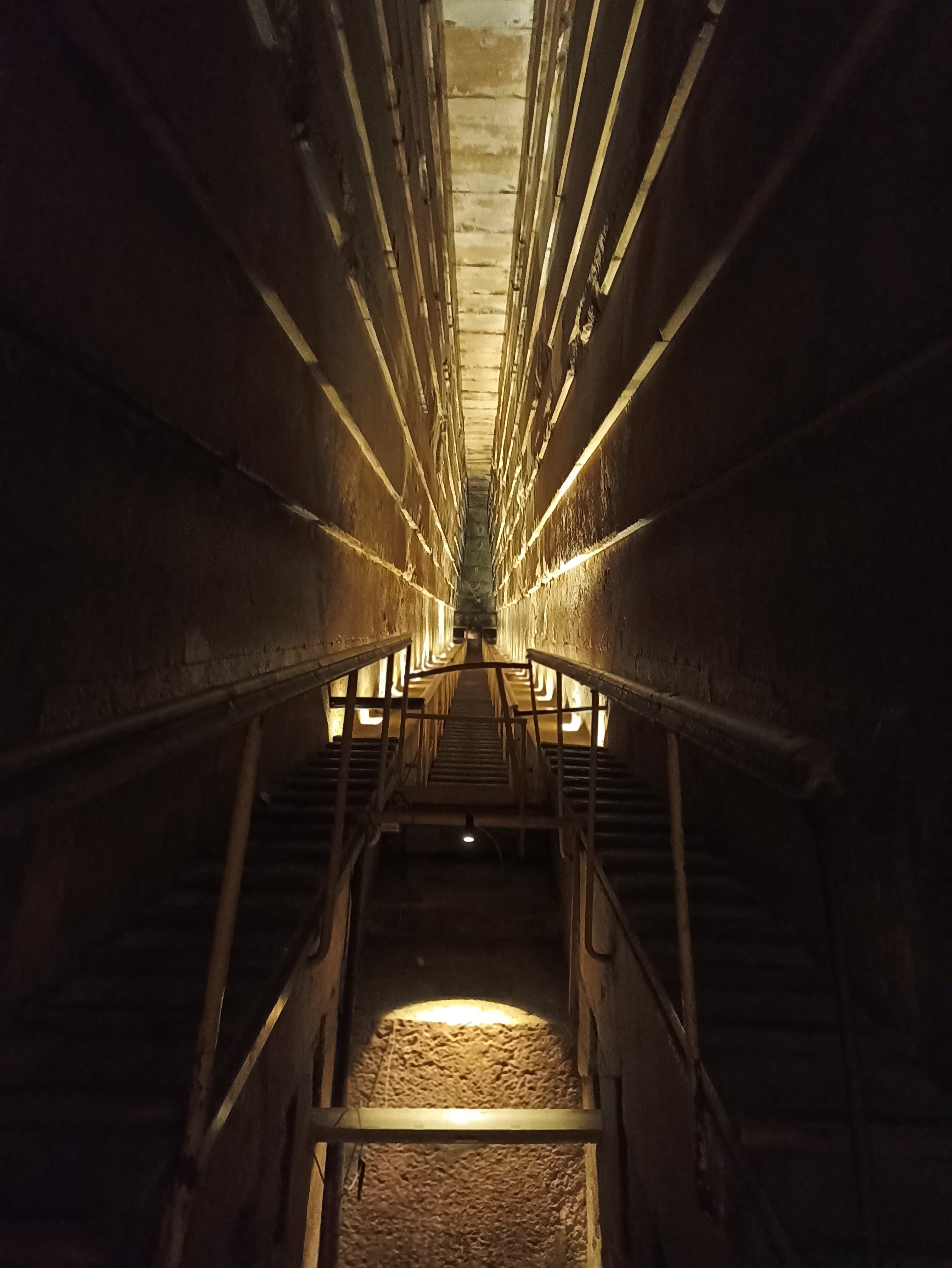 تحديث نظام الإضاءة الداخلية لأهرامات الجيزة.. صور