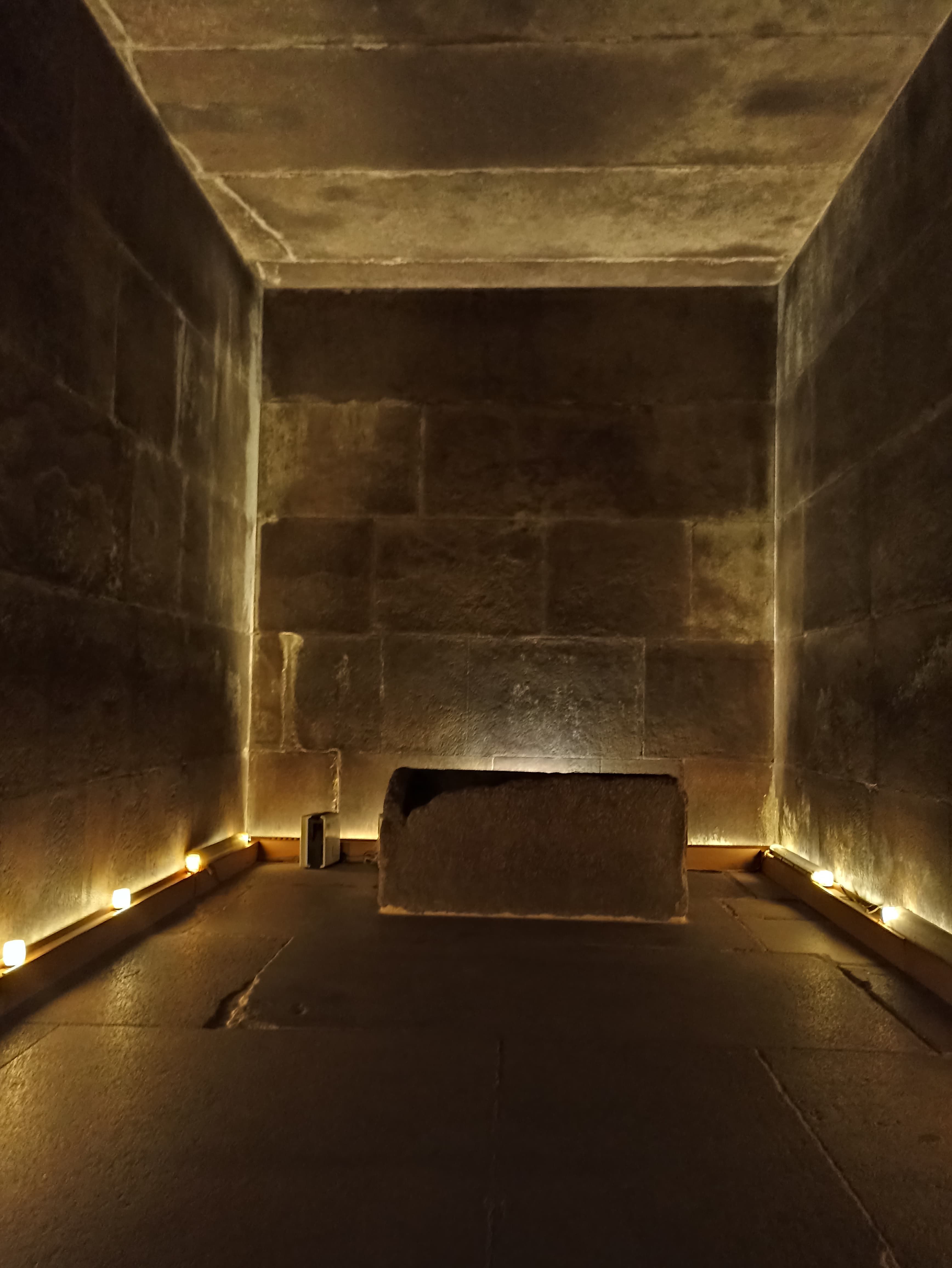 تحديث نظام الإضاءة الداخلية لأهرامات الجيزة.. صور