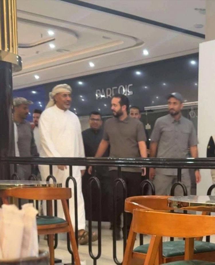 الزُبيدي يتجول في عدن مول بعد يوم من زيارة البركاني للمركز التجاري