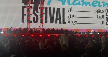 صعود الفرقة الموسيقية على مسرح U أرينا استعدادا لظهور أنغام