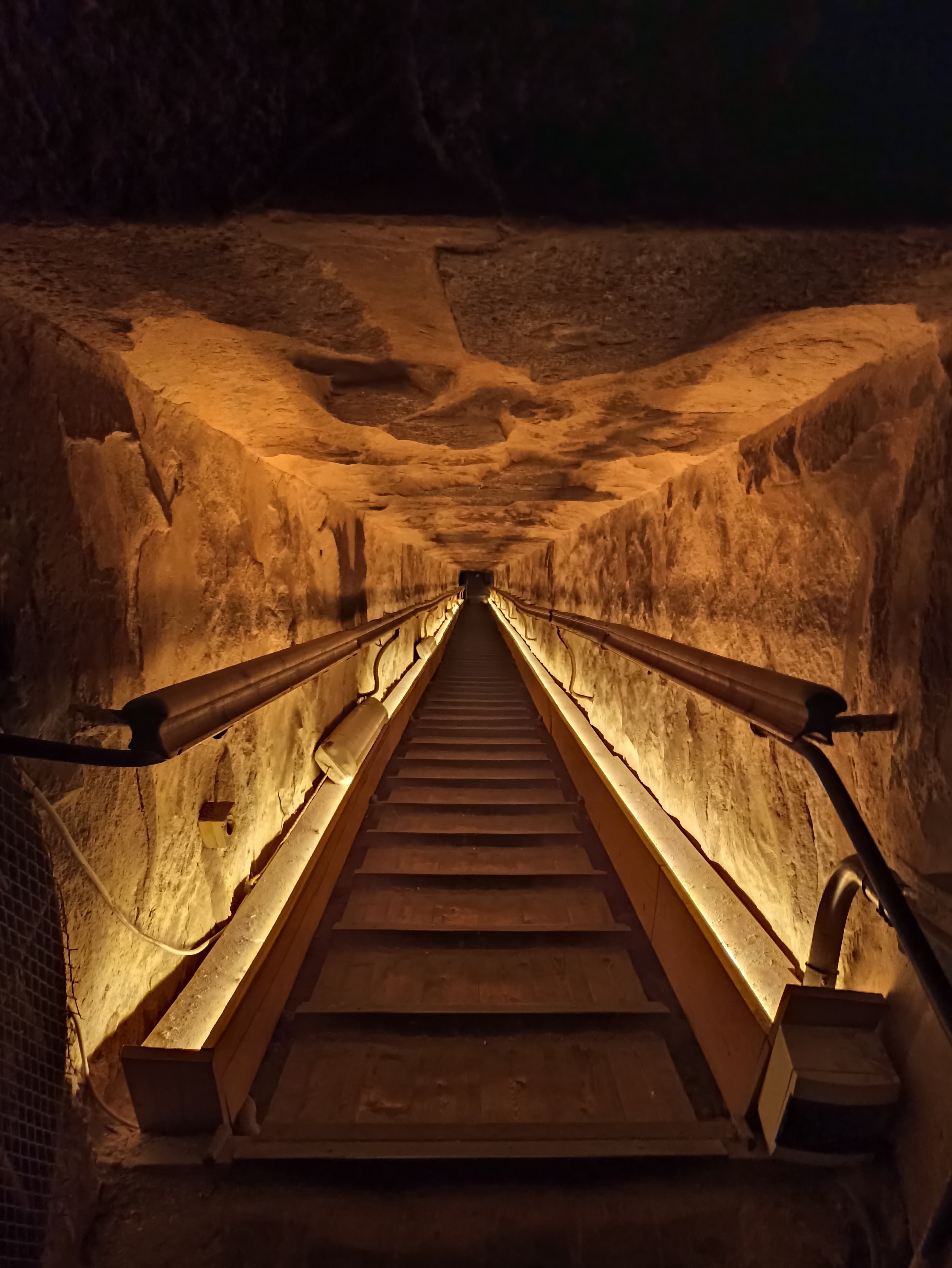 تحديث نظام الإضاءة الداخلية لأهرامات الجيزة.. صور