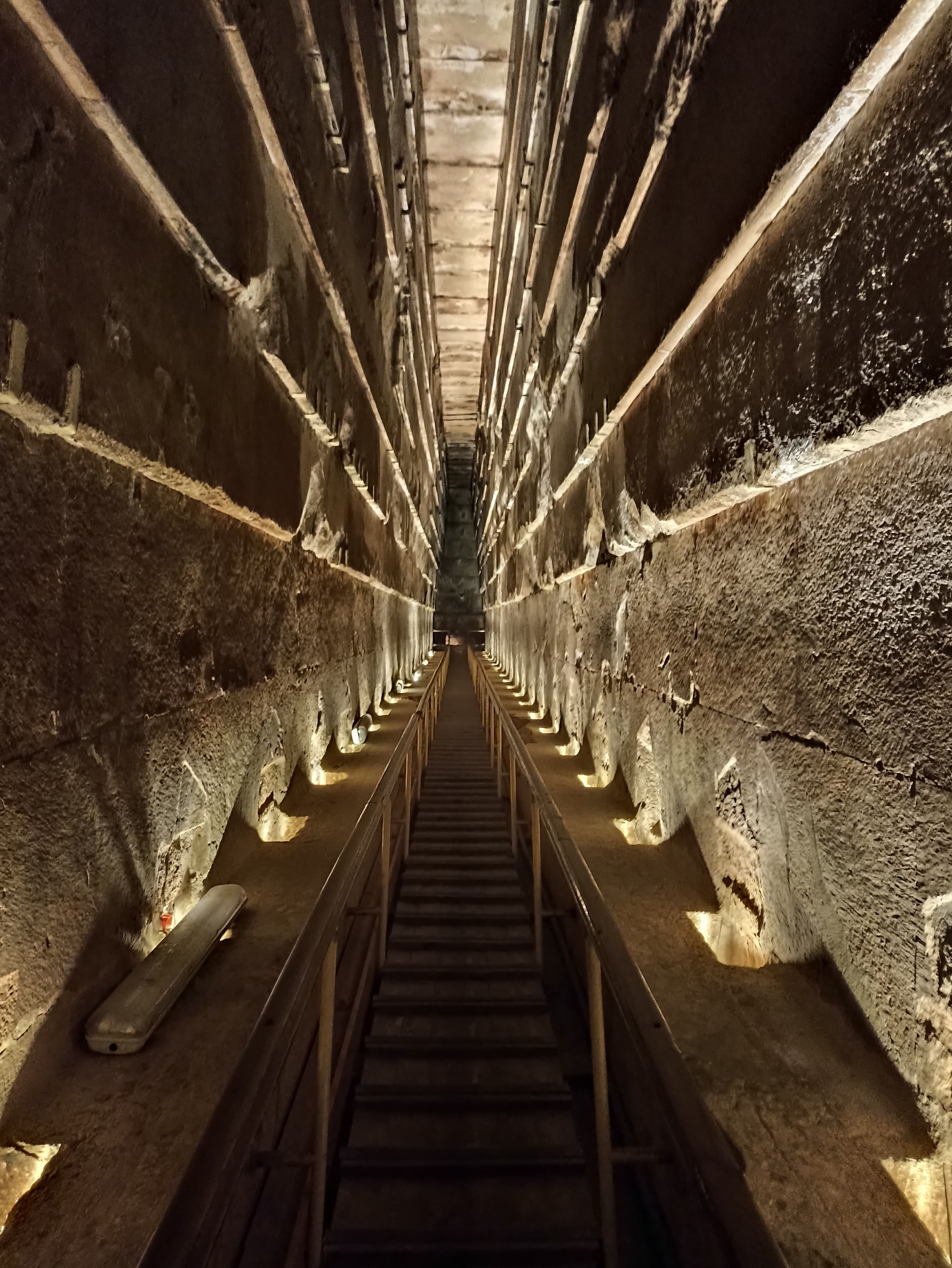 تحديث نظام الإضاءة الداخلية لأهرامات الجيزة.. صور