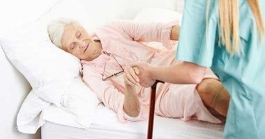 أسباب قرح الفراش وطرق العلاج.. إزاى تقلل احتمالات الإصابة