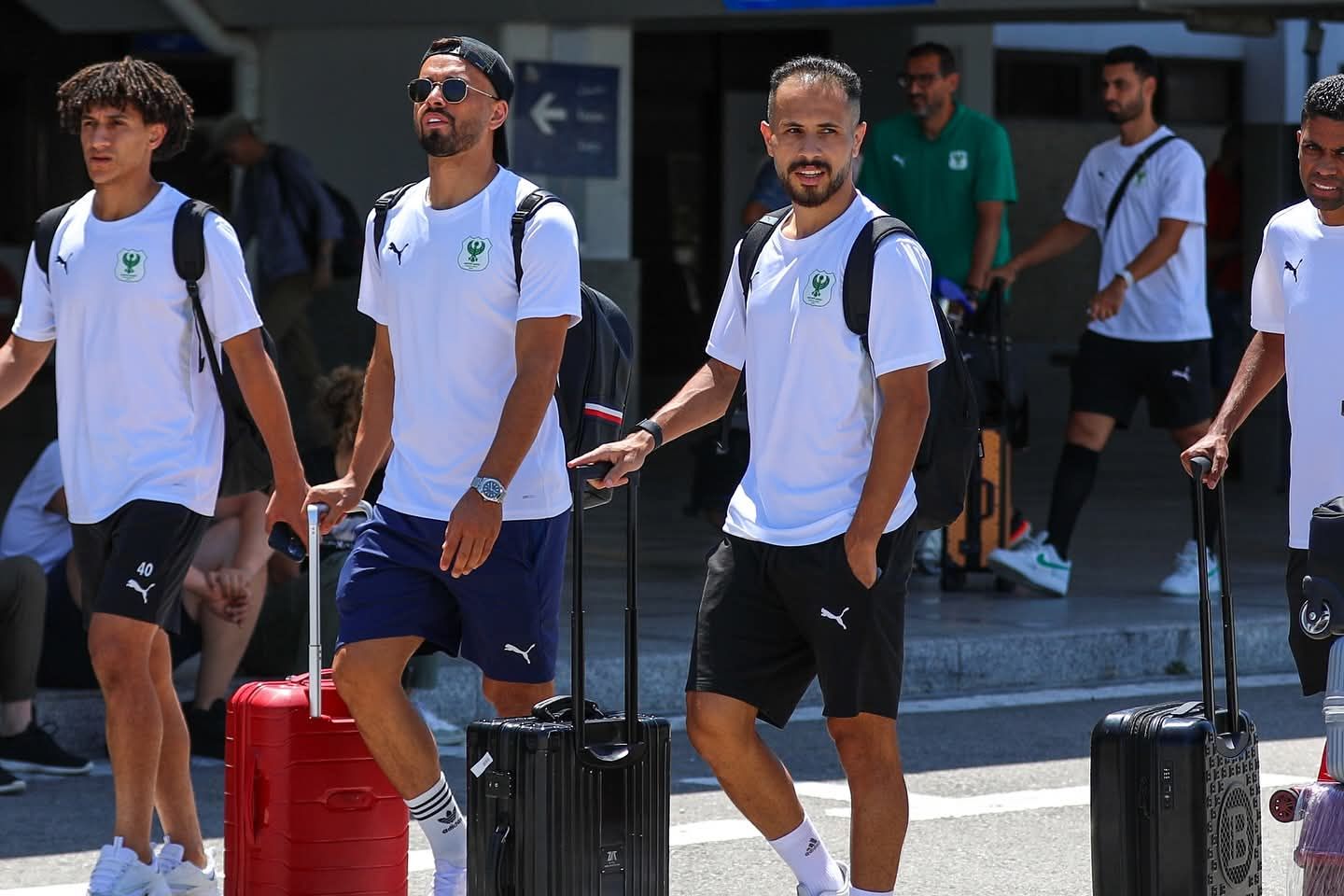 وصول بعثة المصري إلى تونس والكوكي يستقبل اللاعبين.. صور