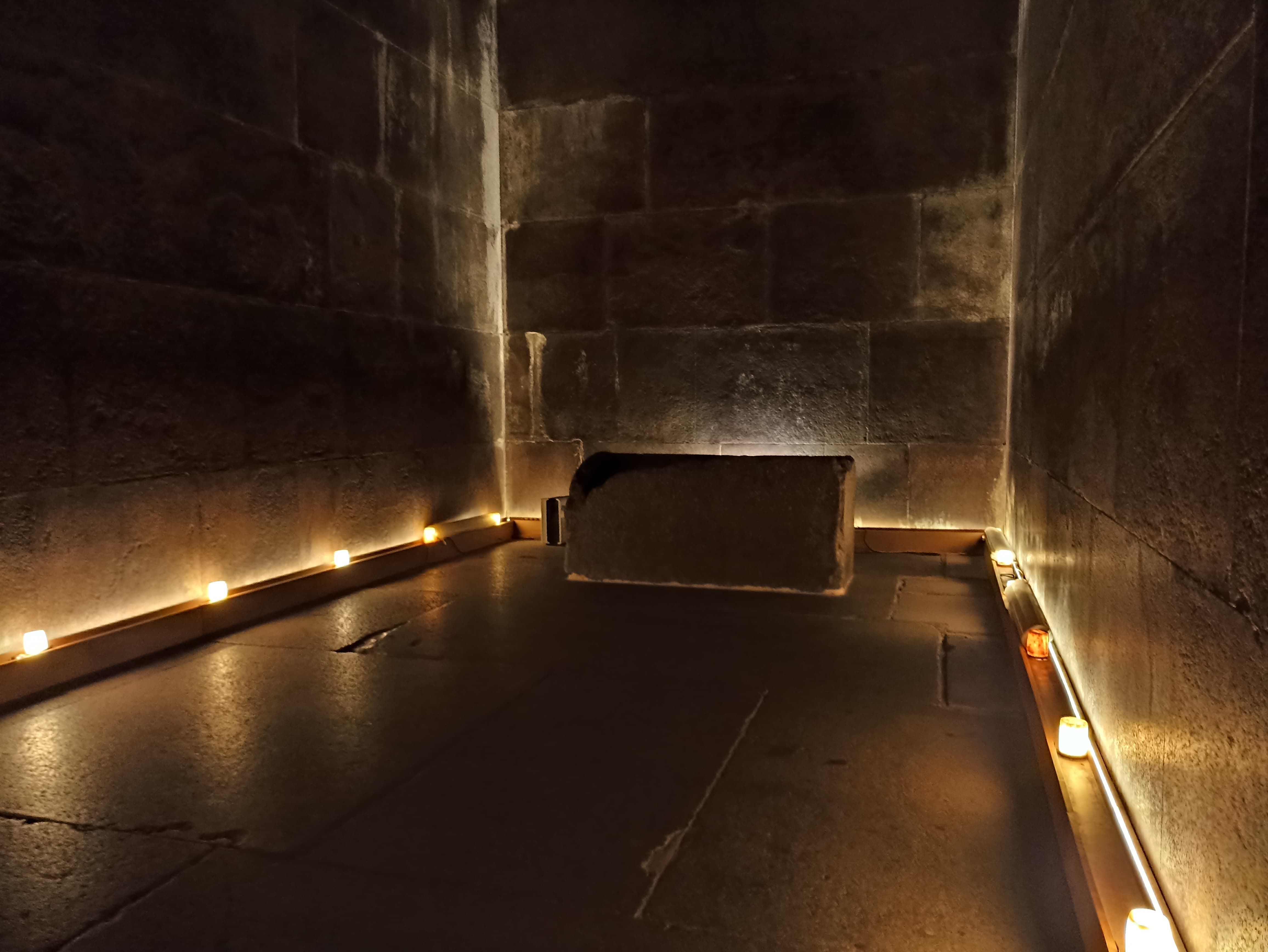 تحديث نظام الإضاءة الداخلية لأهرامات الجيزة.. صور