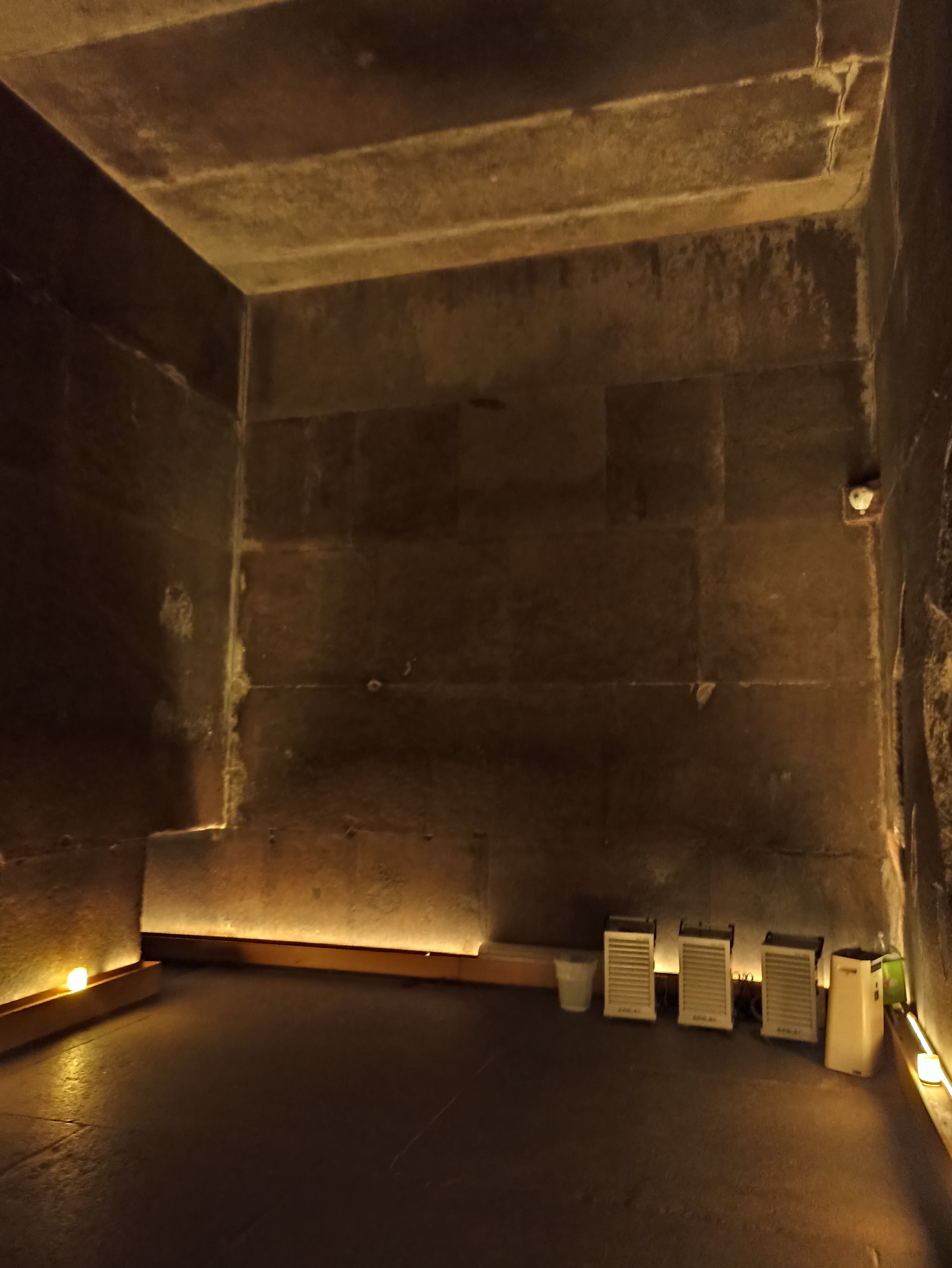 تحديث نظام الإضاءة الداخلية لأهرامات الجيزة.. صور