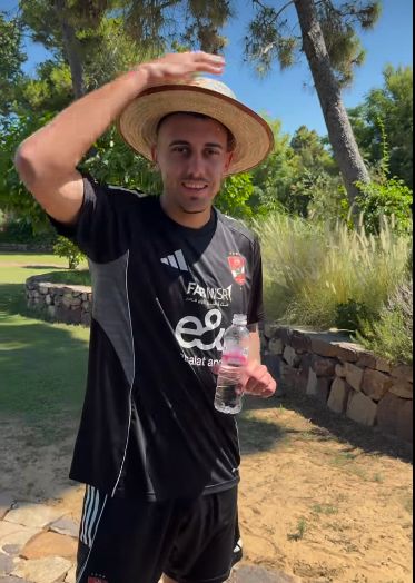 لاعبو الأهلي يرتدون "البرنيطة" فى معسكر الفريق بتونس.. صور