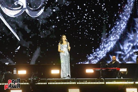 الجمهور يطلب من أنغام "أكتبلك تعهد".. والفنانة تمازحهم: تموتوا فى النكد.. صور