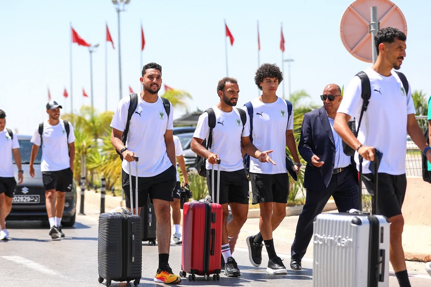وصول بعثة المصري إلى تونس والكوكي يستقبل اللاعبين.. صور