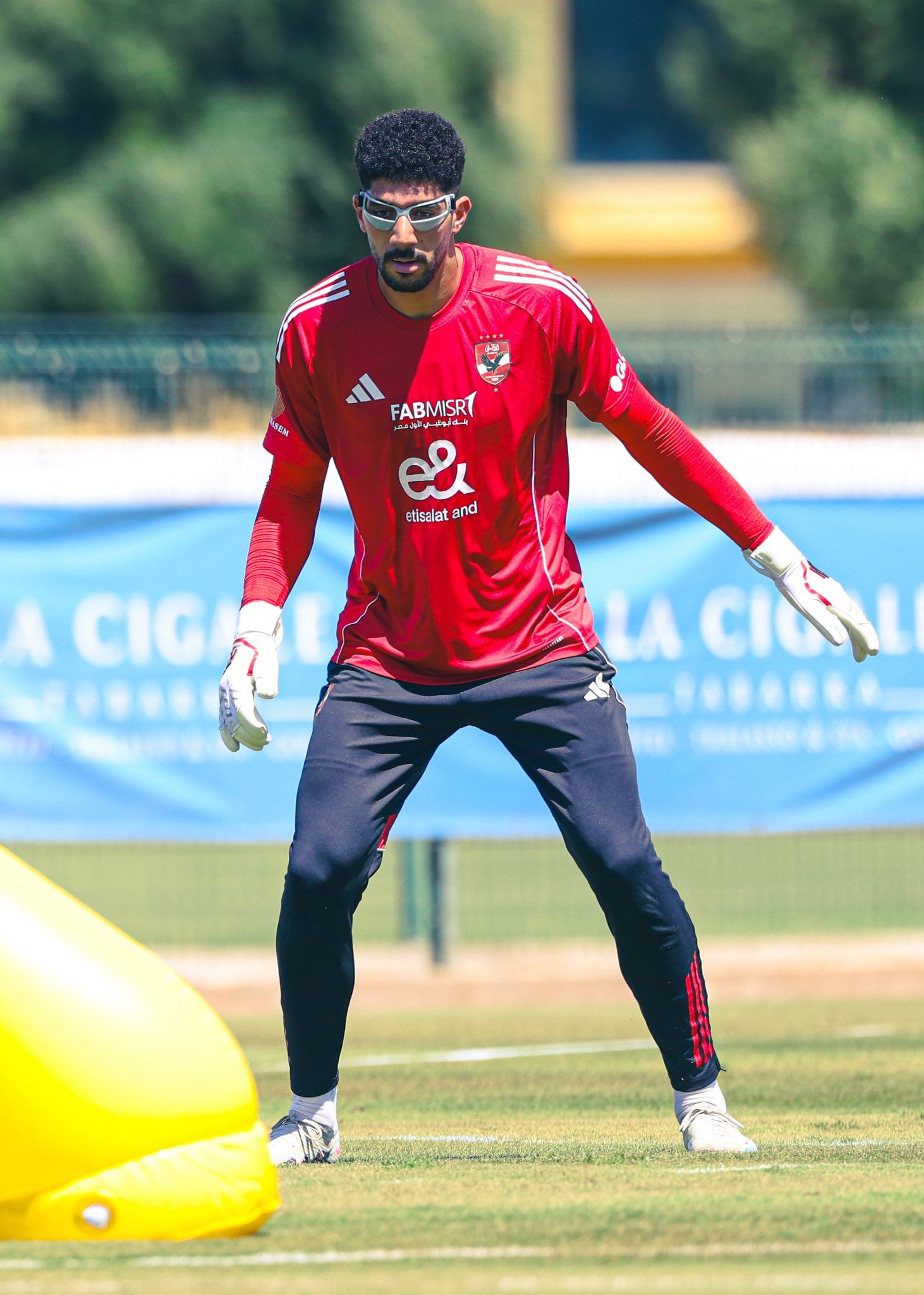 على طريقة نوير.. النظارات تظهر فى تدريب حراس الأهلي بمعسكر تونس "صور"