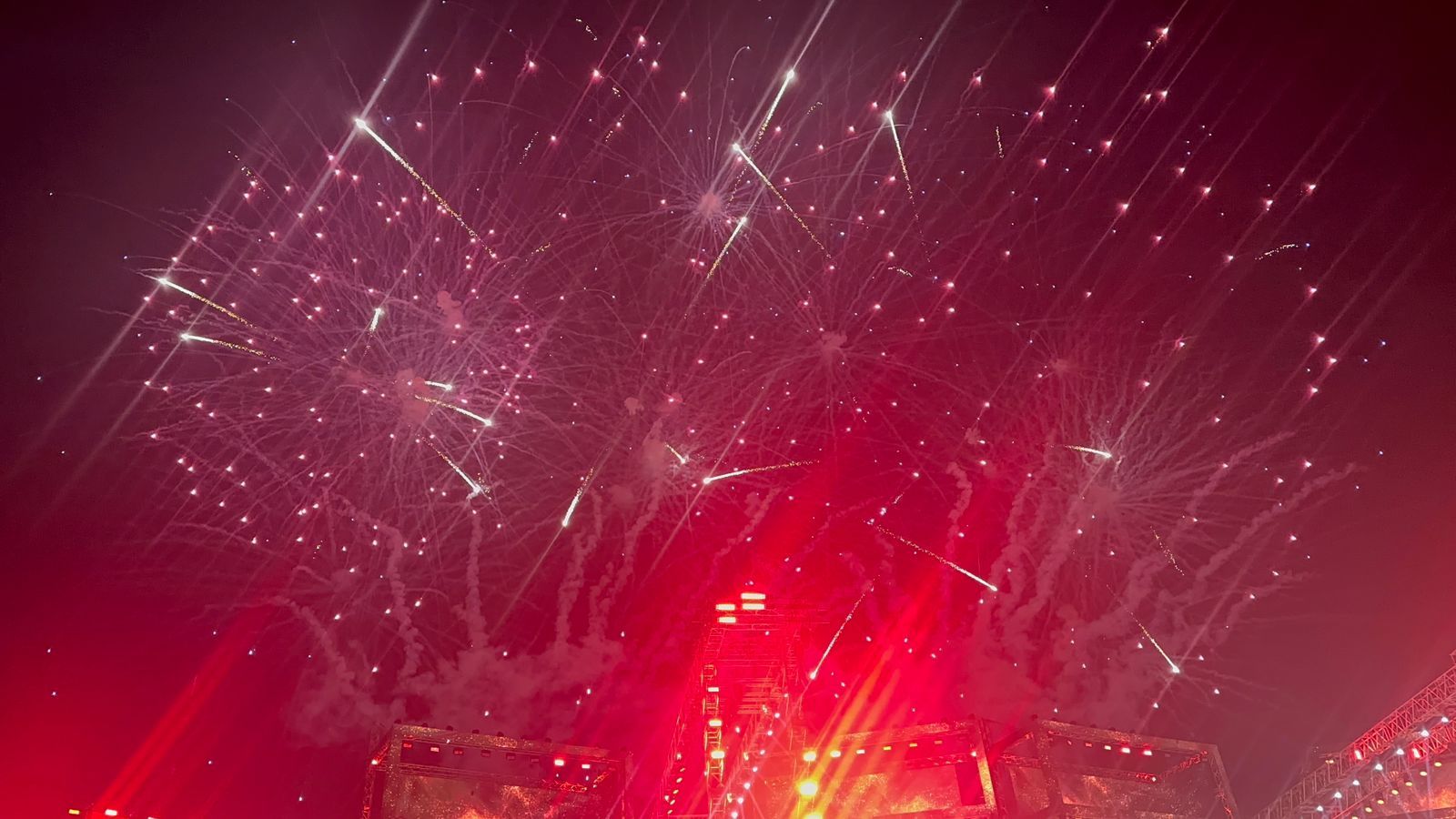 الألعاب النارية تزين سماء العلمين فى ختام حفل أنغام.. صور