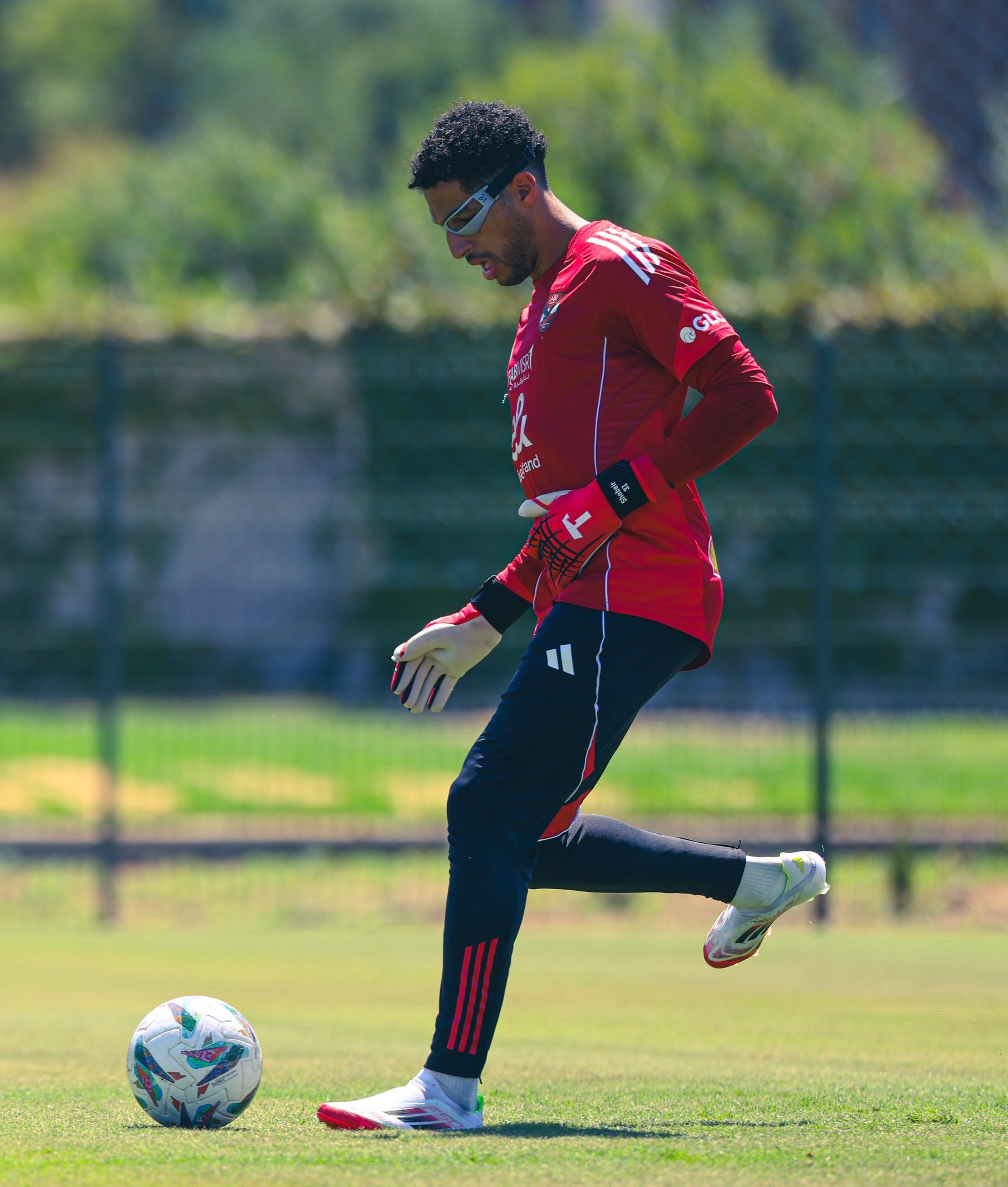 على طريقة نوير.. النظارات تظهر فى تدريب حراس الأهلي بمعسكر تونس "صور"