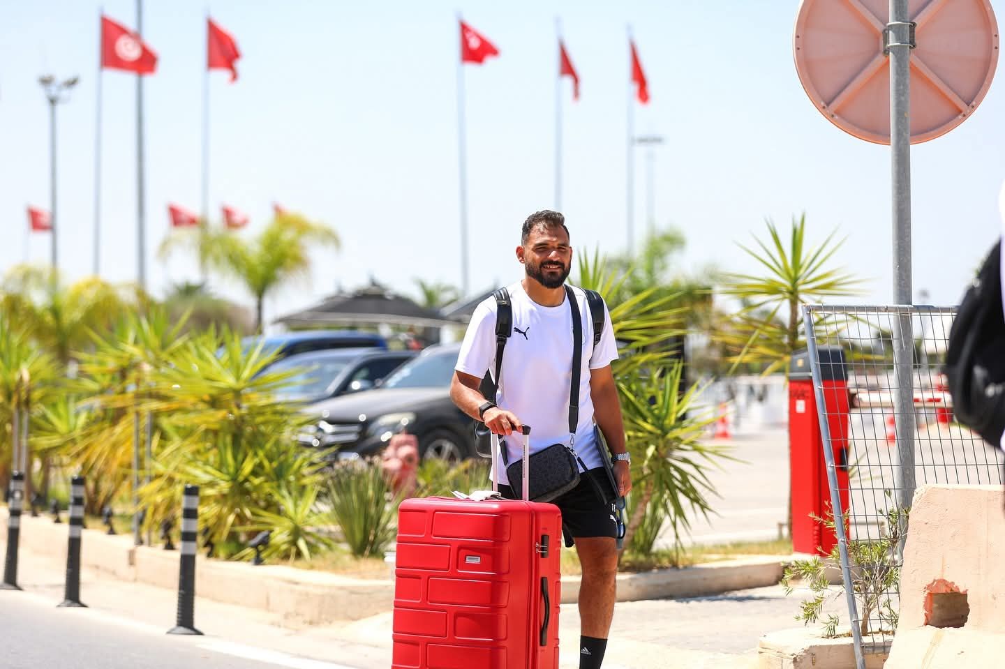 وصول بعثة المصري إلى تونس والكوكي يستقبل اللاعبين.. صور