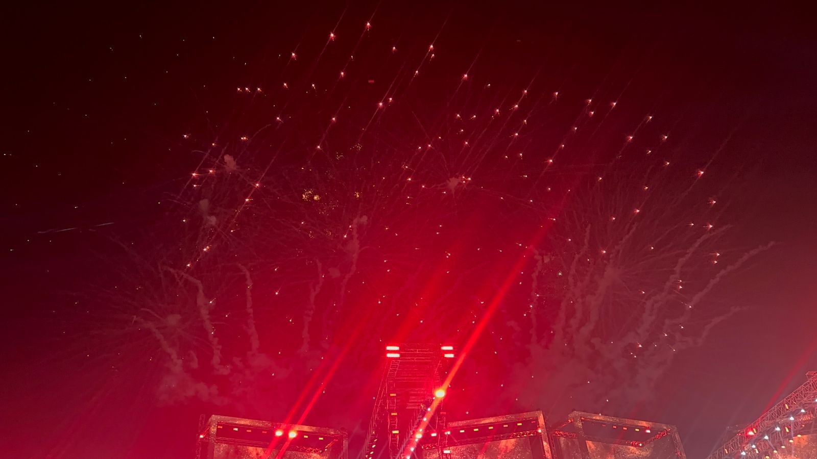 الألعاب النارية تزين سماء العلمين فى ختام حفل أنغام.. صور