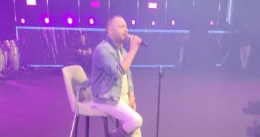 رغم إصابته.. حسام حبيب يغنى بالعكاز فى حفله الأول بالسعودية