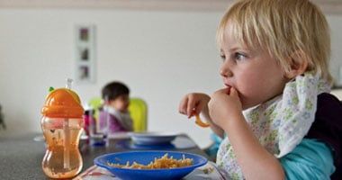 لو طفلك ابتلع ورق عن طريق الخطأ.. ما يجب عليك فعله؟