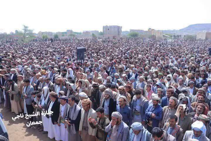الالاف يشيعون جثمان ابرز قيادات الرئيس صالح
