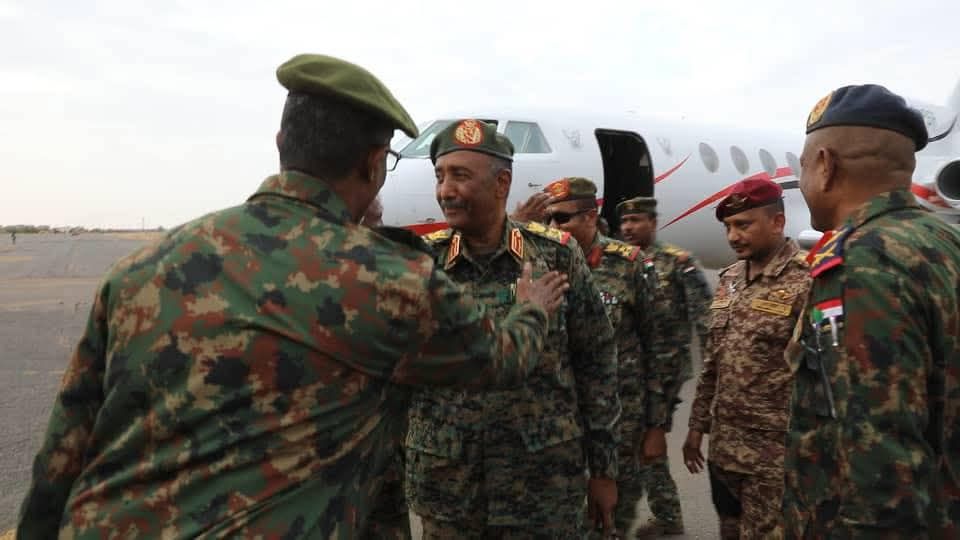 شاهد بالفيديو.. “البرهان” يصل القيادة العامة عبر مطار الخرطوم الدولي ويلتقي بــ”جنرالات” الجيش