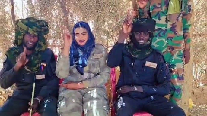 شاهد بالفيديو.. حسناء الدعم السريع “شيراز” تقتحم احتفال للدعامة.. أنصار “حميدتي” يقفون لها في صف واحد وساخرون: (مهازل شديدة يا جنجا)