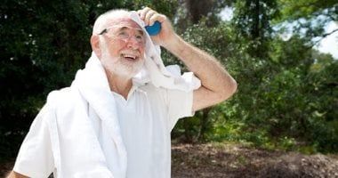 أسباب تجعل كبار السن أكثر عرضة لأضرار الحرارة المرتفعة.. إزاى تحميهم؟
