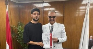 مصطفى شلبى يوقع عقود انتقاله إلى البنك الأهلى.. صورة