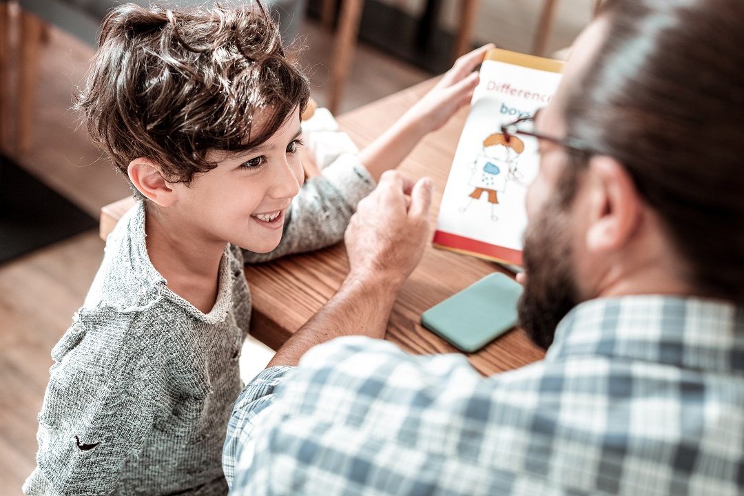 كيف تساعدين طفلك على تطوير مهارات التواصل الاجتماعي؟ إليكِ عشرات الطرق