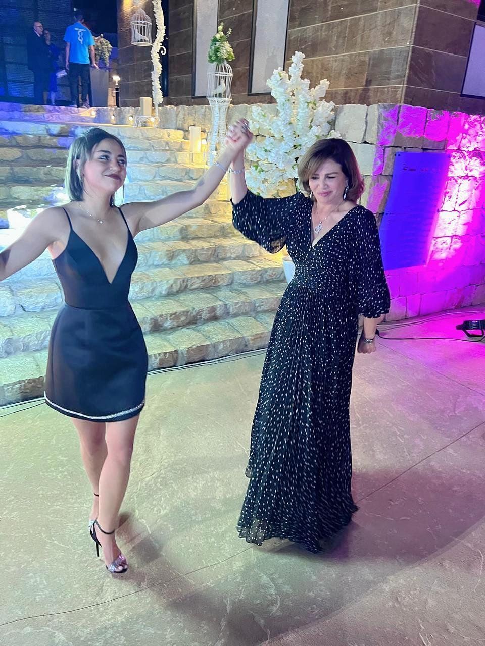 إلهام صفي الدين مع خالتها إلهام شاهين فى أحدث ظهور ضحك ولعب ورقص.. صور