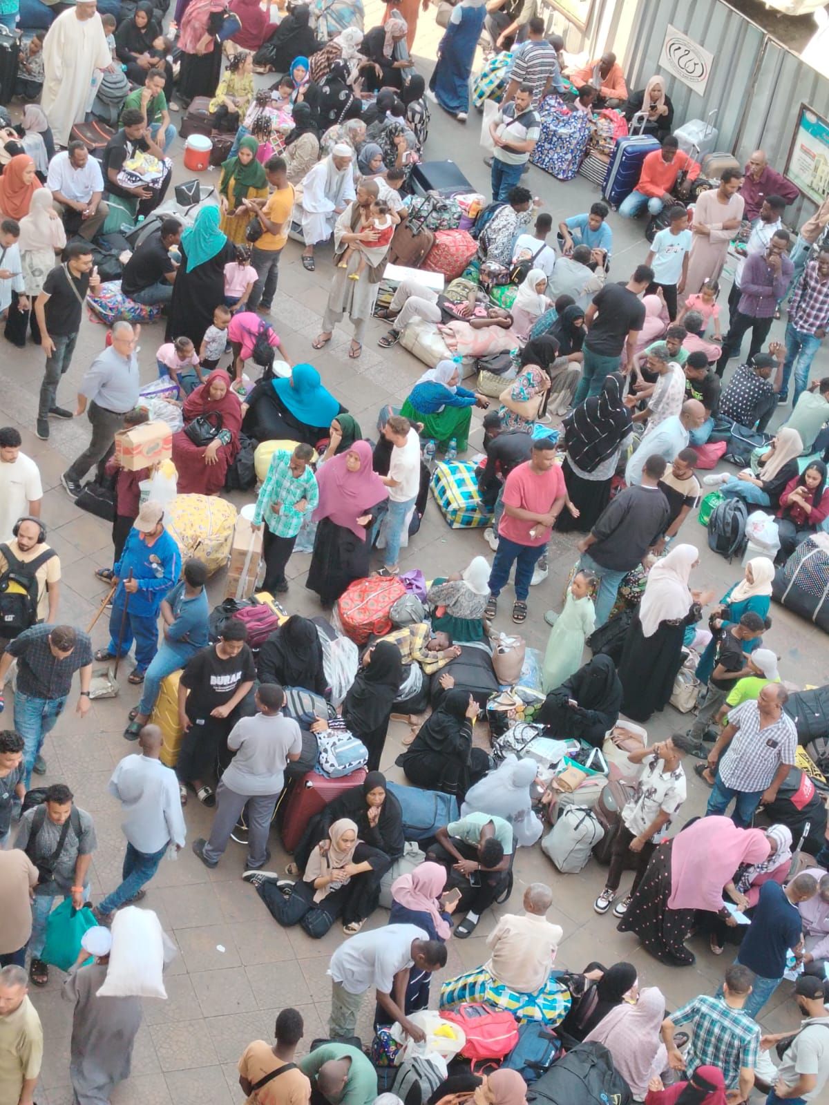 بدء توافد السودانيين على محطة مصر لاستقلال القطار المتجه لأسوان