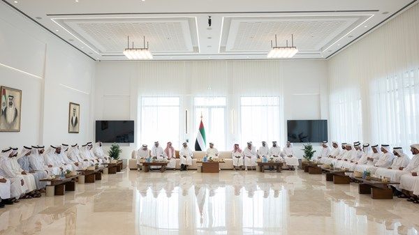 حمدان بن زايد يزور مجلس أم الأشطان ويلتقي المواطن مبارك المنصوري