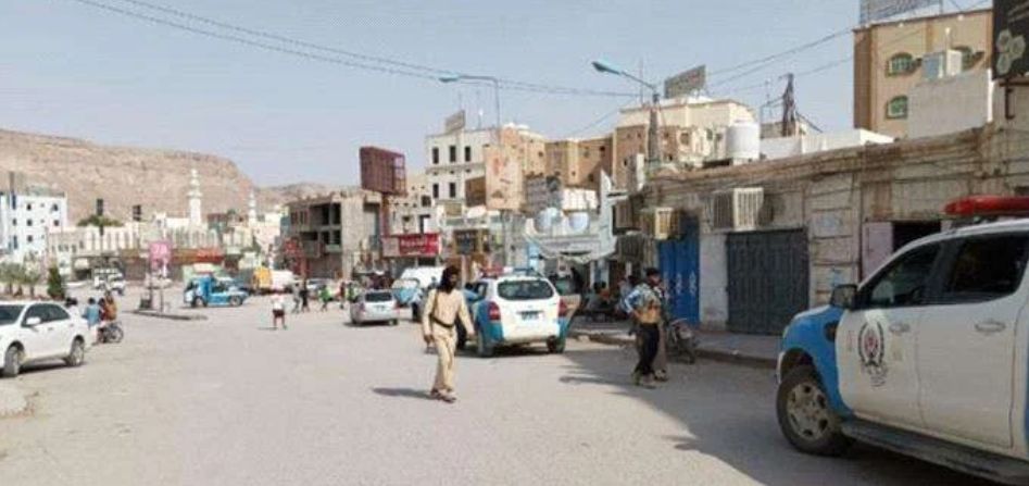 القبض على رجال ونساء في سلوك منافٍ للآداب في موقع عام في حضرموت