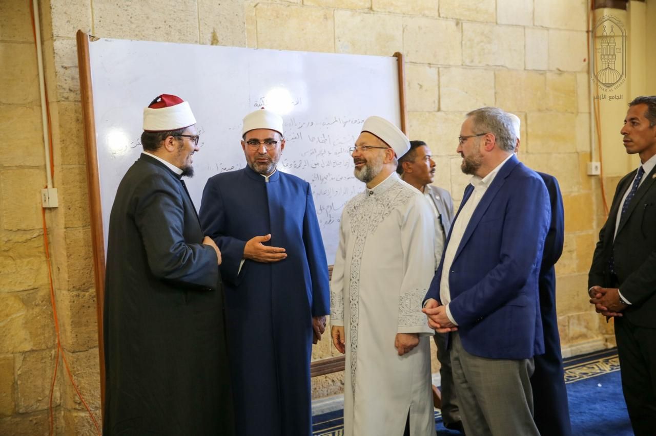 رئيس الشئون الدينية التركي يزور الجامع الأزهر.. صور