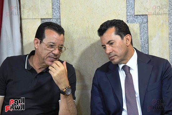 نجوم الرياضة يقدمون واجب العزاء فى ميمى عبد الرازق.. صور