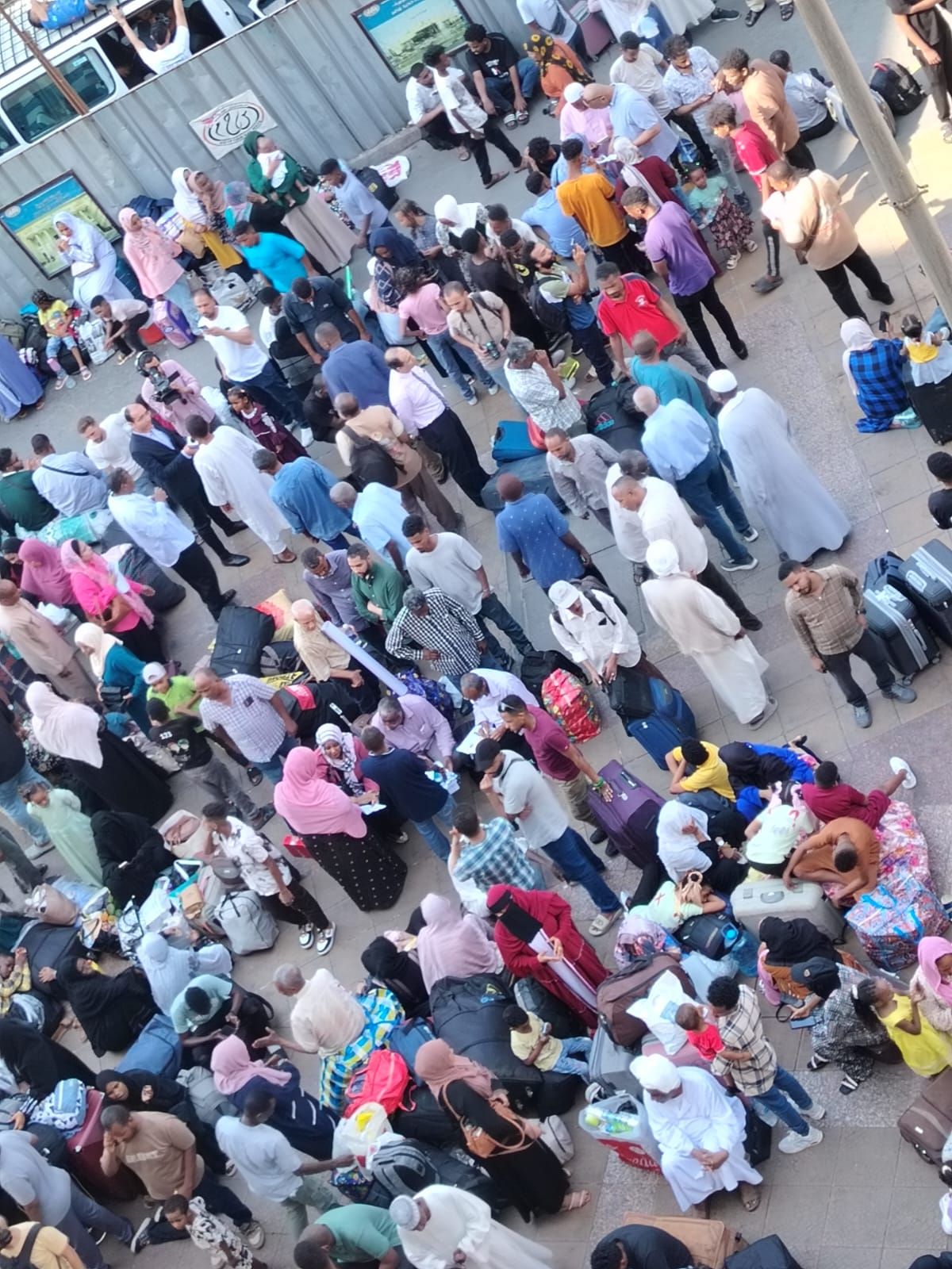 بدء توافد السودانيين على محطة مصر لاستقلال القطار المتجه لأسوان