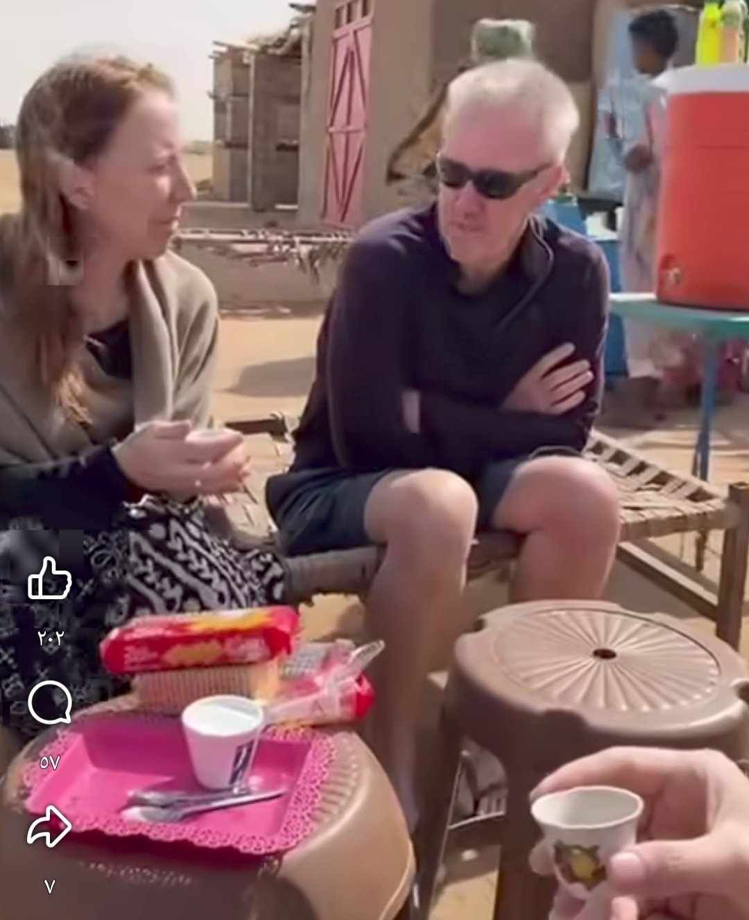 شاهد بالصورة والفيديو.. ظهور “خواجات” بإحدى الطرق السفرية بالسودان في طريقهم إلى الخرطوم وساخرون: (الخواجات رجعوا وجنقو مصر لسه)